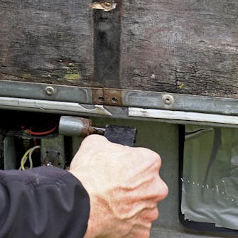 Hængsel til trailer: Sätt gångjärnet på tappen Hængsel til trailer: Sätt gångjärnet på tappen